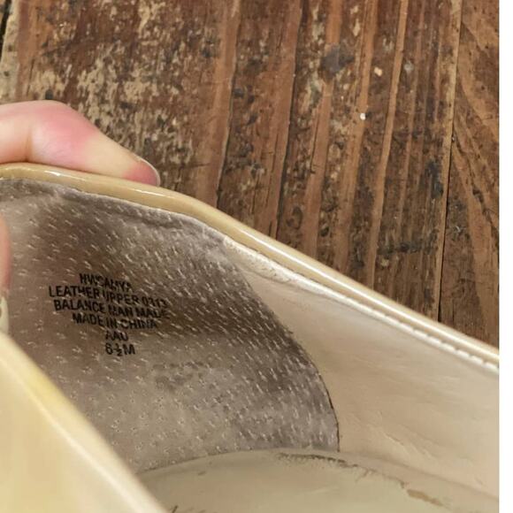 Vintage 90s Nine West Nude Patin Leather Peep Toe 3" Heel Pump Size 8.5M - Picture 10 of 10